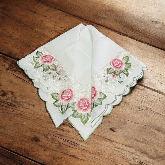 EMBROIDERED TABLECLOTH centerpiece on thick polyester roses 2’9” - Picture 1 of 7